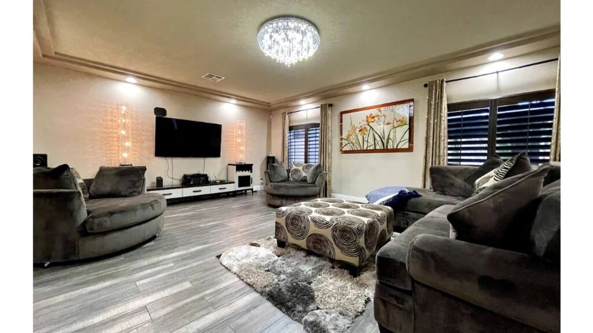 Enterprise House | Luxury, Cheerful & Spacious 5 Bedroom Home! Free P