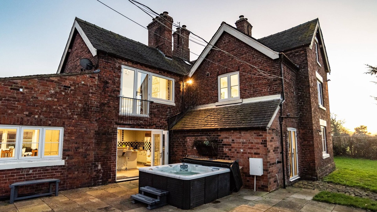 Crewe House | Luxury Cheshire Farmhouse Sleeps 14