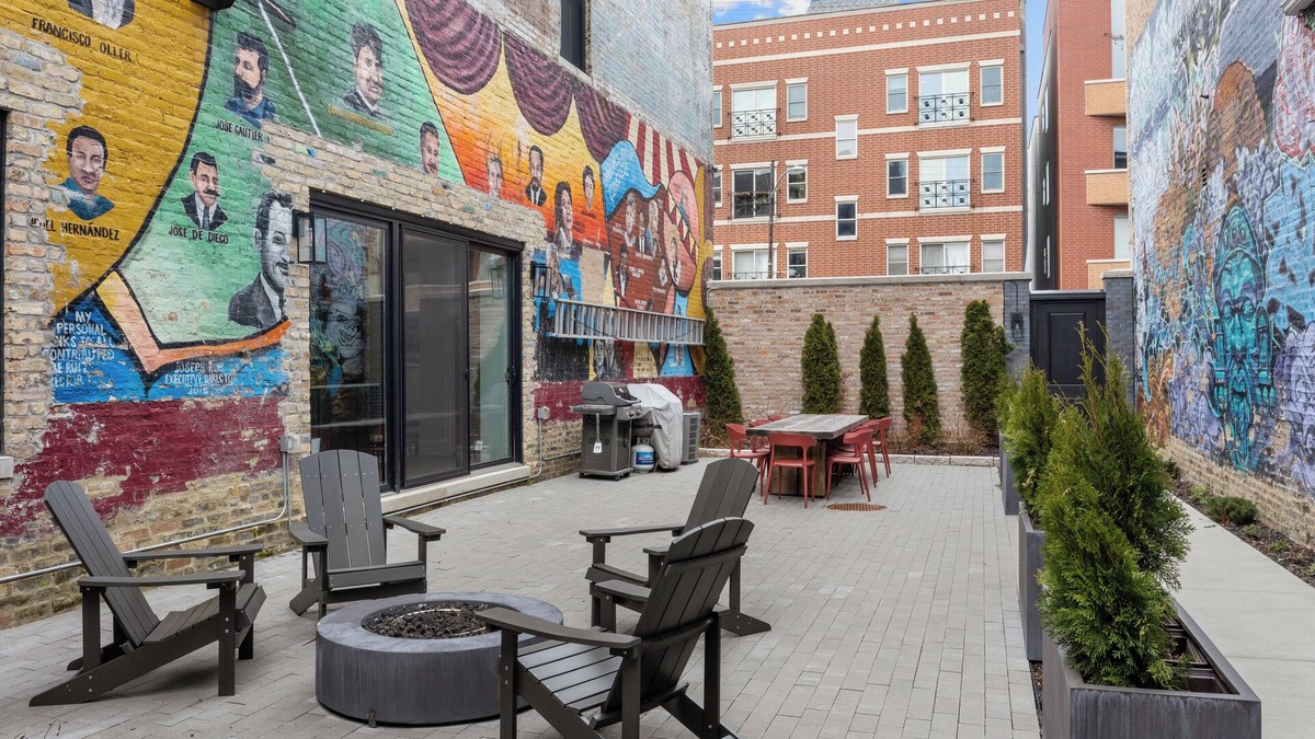Wicker Park Apartment | Luxury Chicago 2 Story Condo: 10 Mins to Downtown