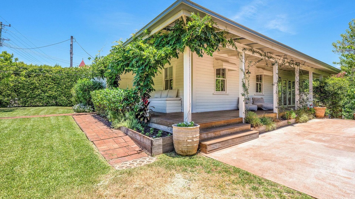 Clunes Cottage | Luxury Clunes Cottage | Hot Tub | Pet Friendly