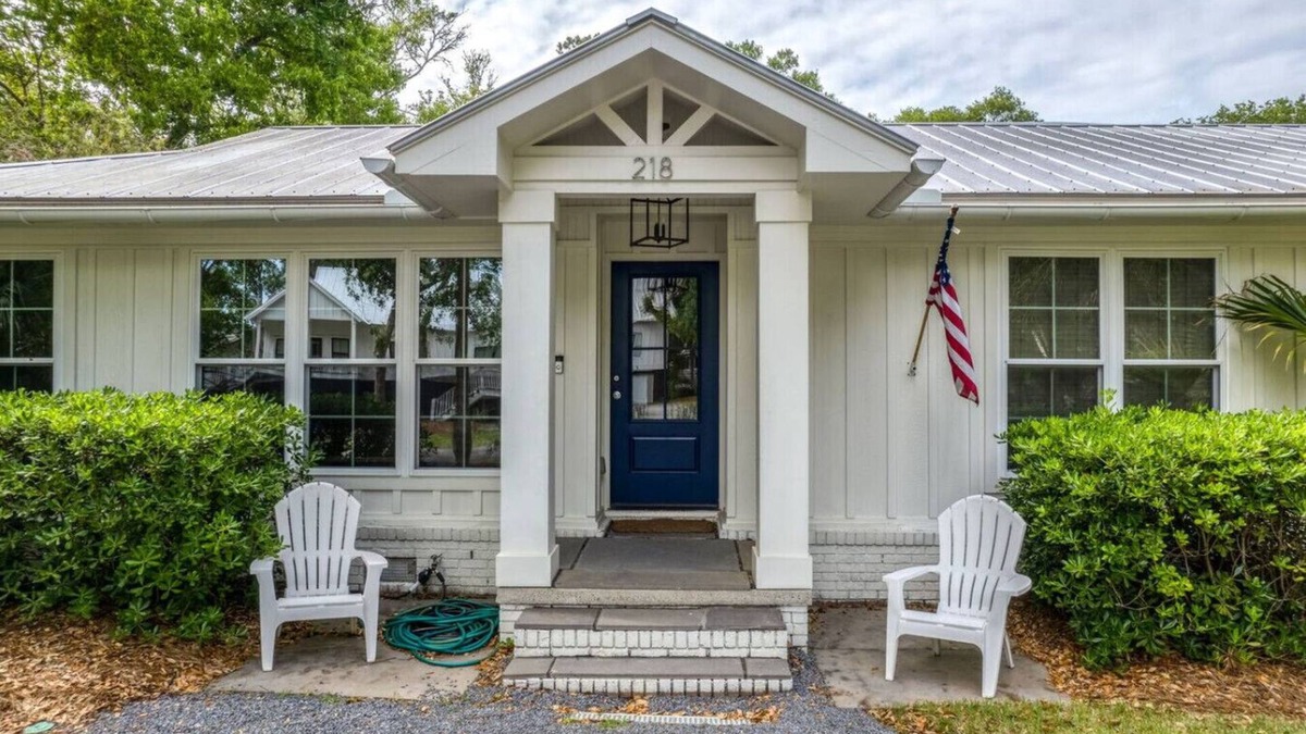 Isle of Palms House | Luxury Coastal Cottage With Pool