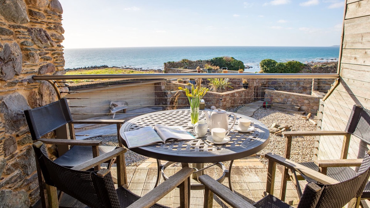 Portwrinkle House | Luxury coastal cottage 20m from the beach. Fantastic sea views. Dog friendly.