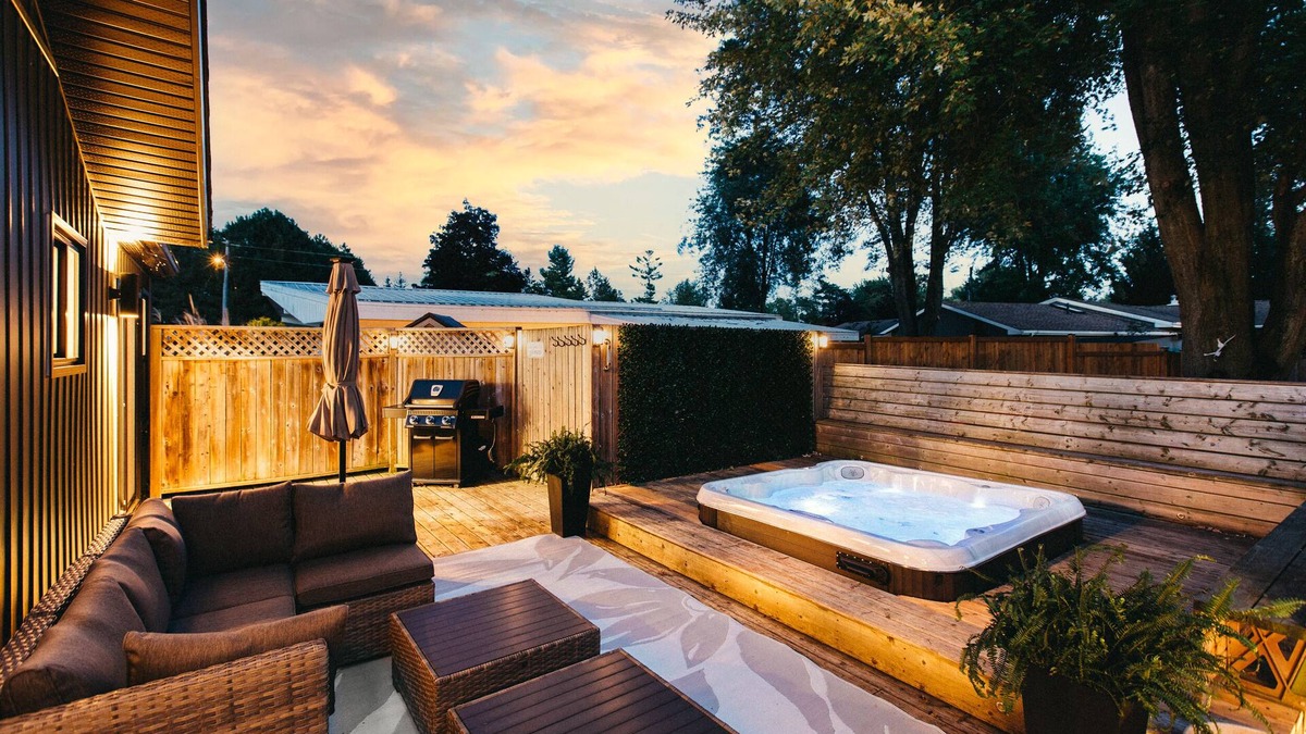 Zurich Cottage | Luxury Coastal Cottage with Hot Tub