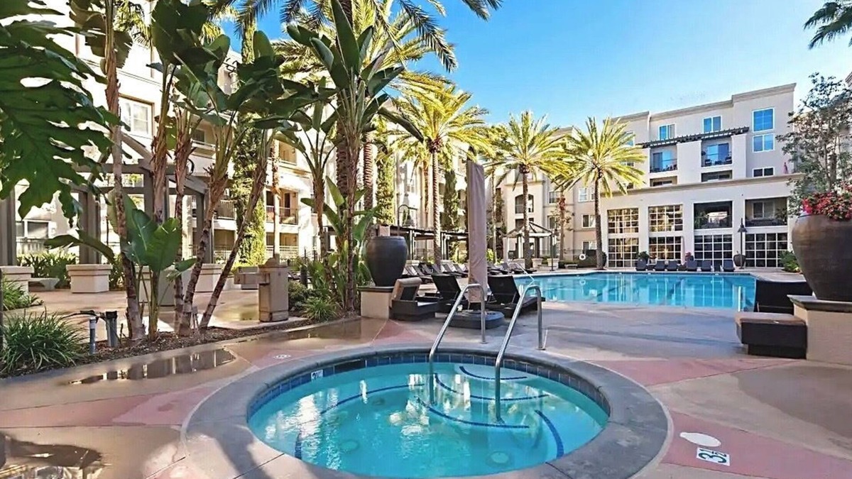 Airport Area Condo | Luxury Coastal Retreat Walkable area, Pool, Mins to Newport Beach,Airport & more