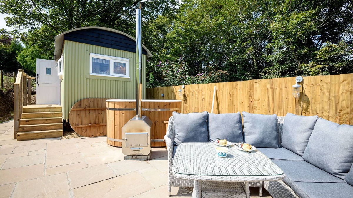 Polperro Cabin | Luxury Coastal Shepherds Hut + hot tub, dining dome and outdoor kitchen.