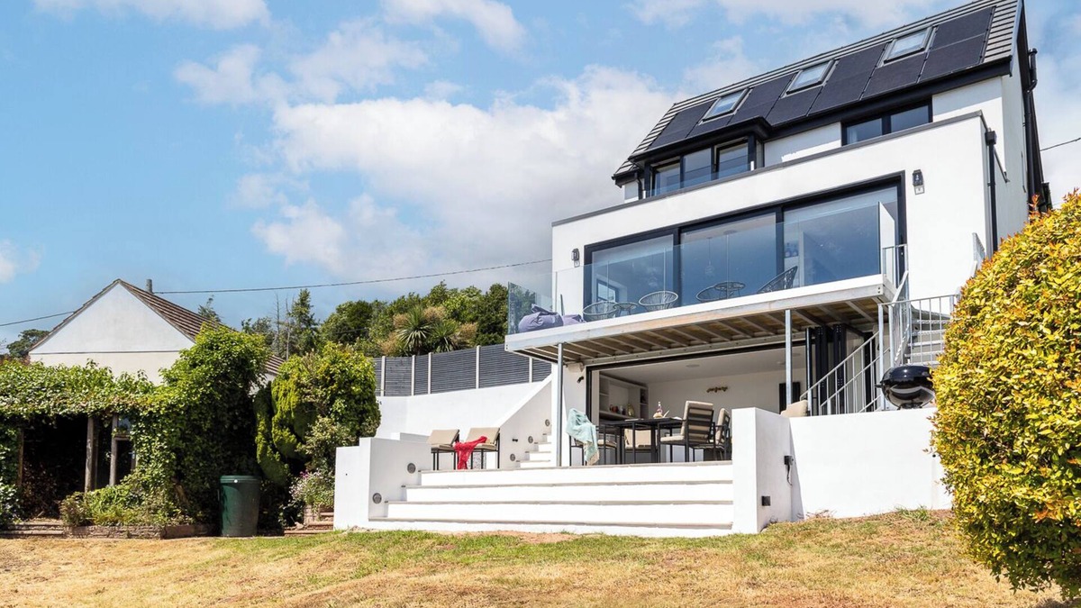 Teignmouth House | Luxury & comfort with sea views, Cinema room & gym