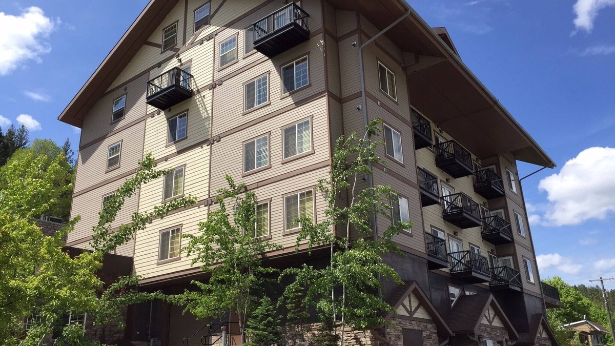 Kellogg Condo | Luxury Condo close to Ski Gondola