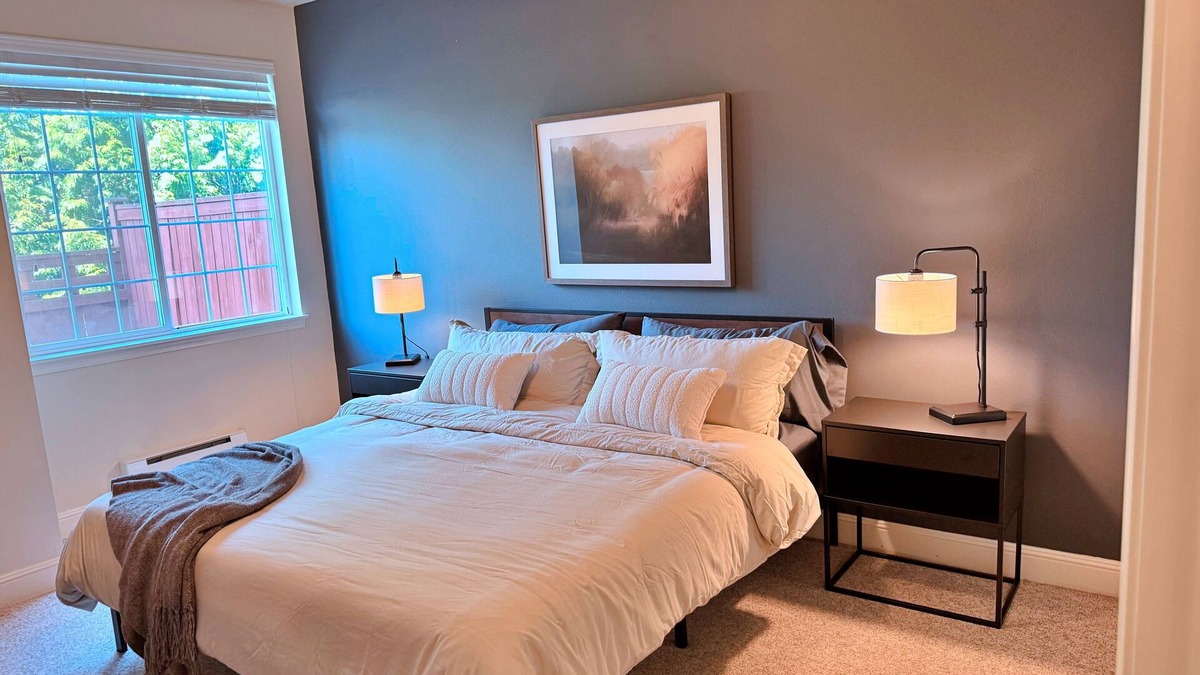 Renton Condo | Luxury Condo in Renton - Welcome to Hilltop Haven!