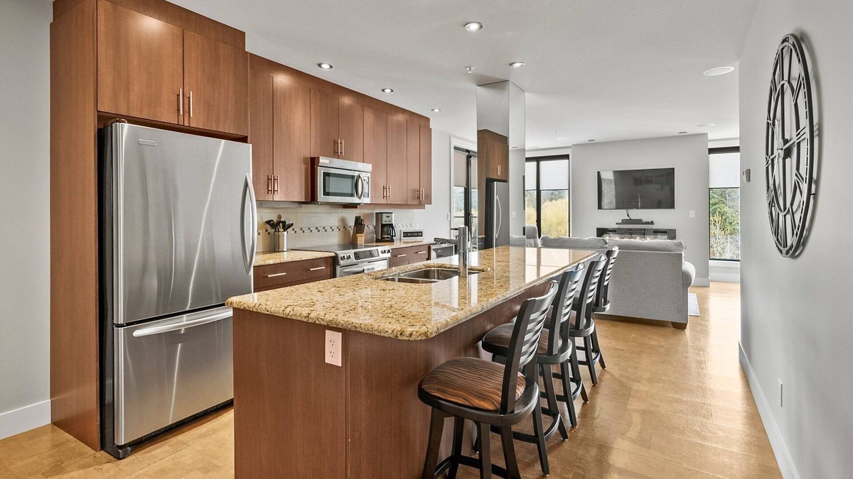 Sicamous Condo | Luxury Condo on Mara Lake with Boat Slip & Pool.