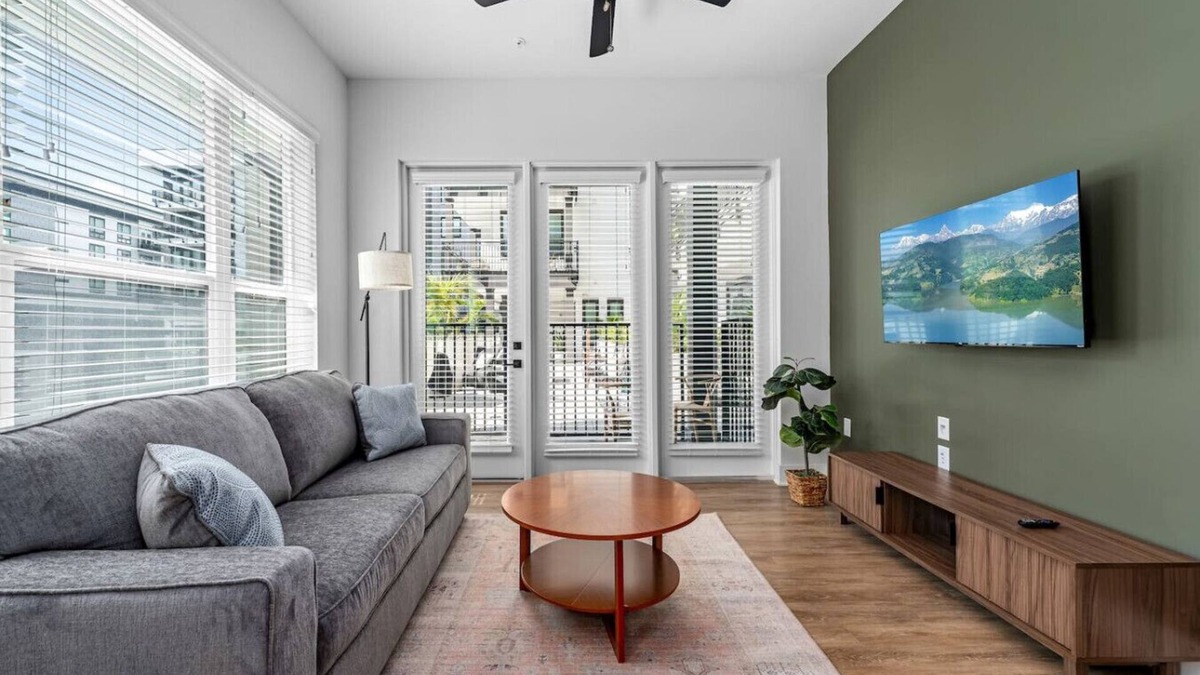 Oakford Park Apartment | Luxury Condo! Sleep the Whole Family | Pool/Gym