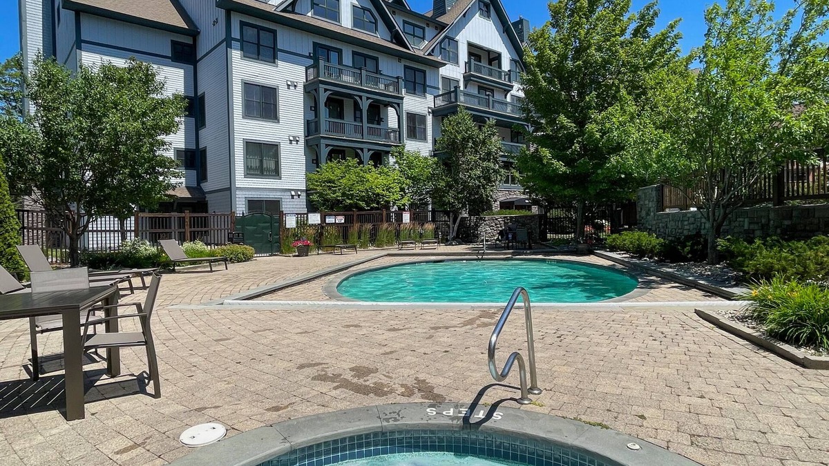 Stratton Mountain Condo | Luxury Condo*Hot Tub*Pool*Fireplace*Walk to Lifts*Near Golf Course & Fitness Ctr