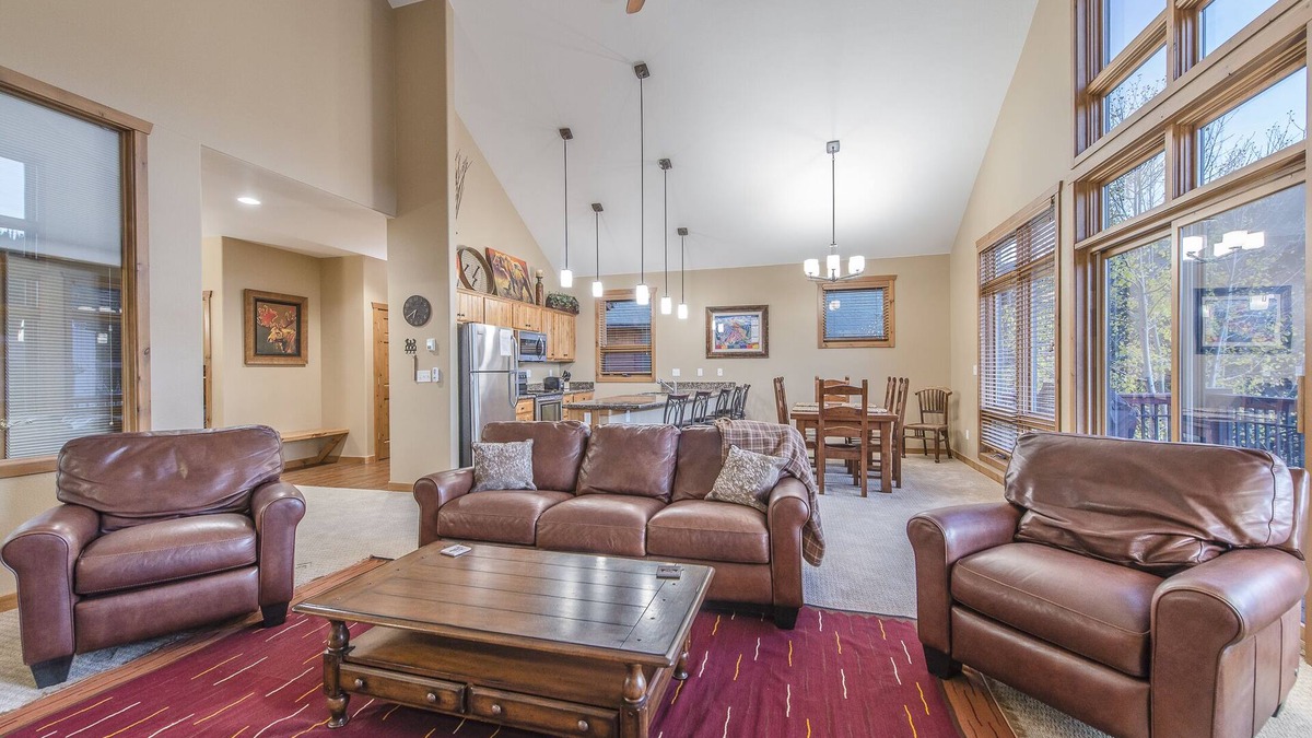 Old Town Condo | Luxury condo w/underground parking. Only minutes from slopes. Shared hot tub