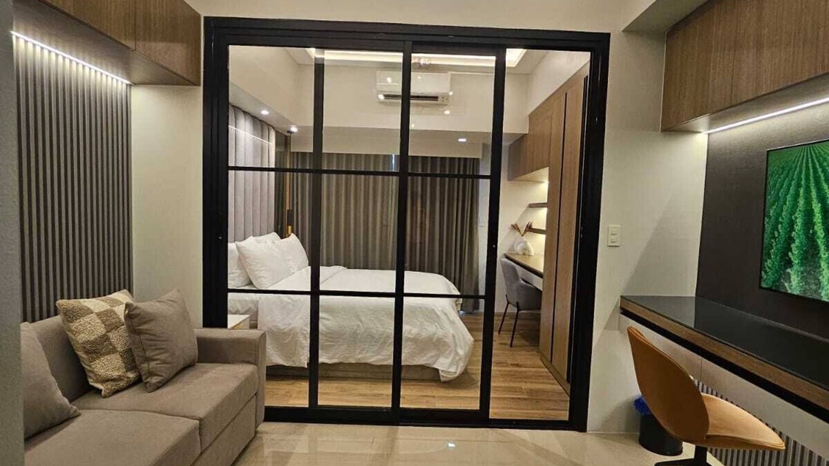 Bonifacio Global City Apartment | Luxury condo with gym,WiFi,NETFLIX at Park Mckinley West, Venice, SM Aura BGC