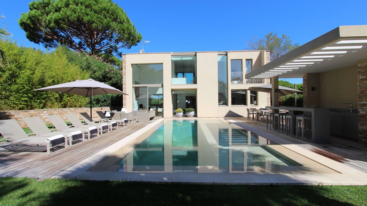 Saint-Tropez Villa | Luxury Contemporary Villa with a unique and quiet location in the village