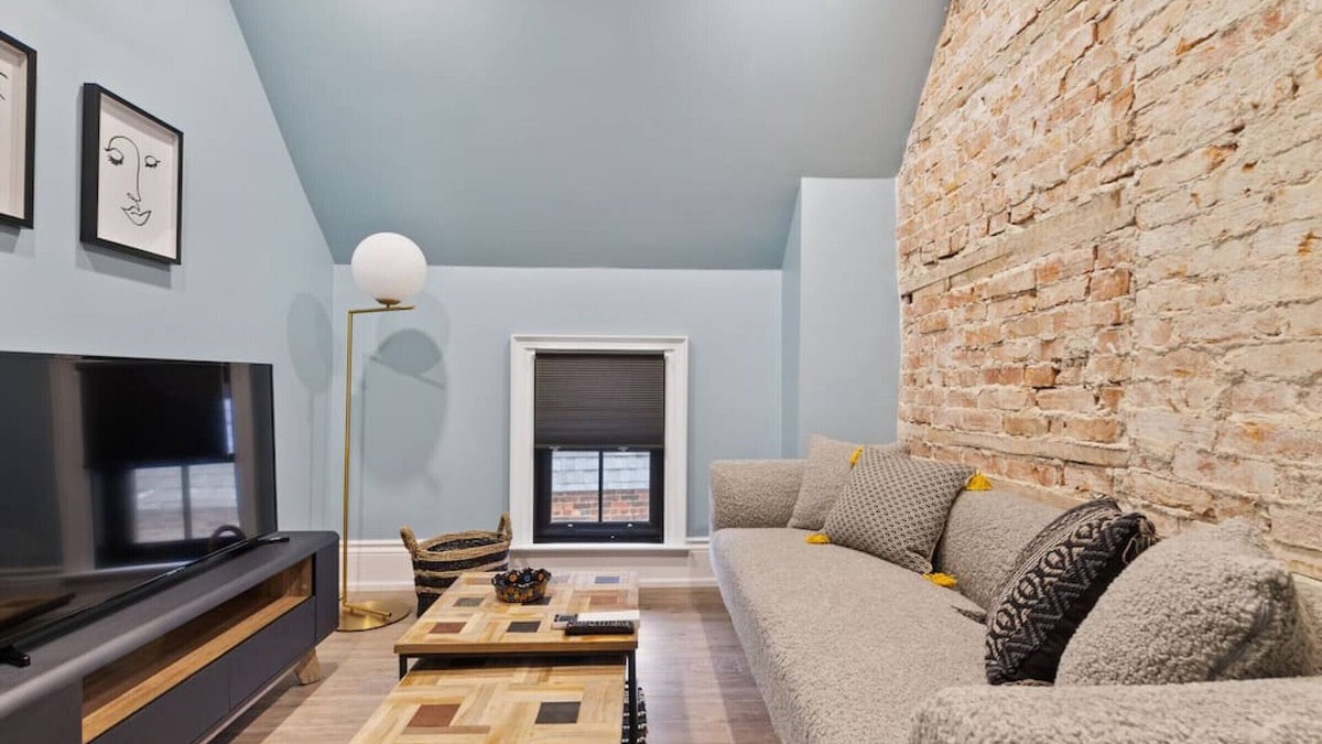 Collingwood Condo | Luxury Contemporary Condo in Downtown Collingwood (97044)