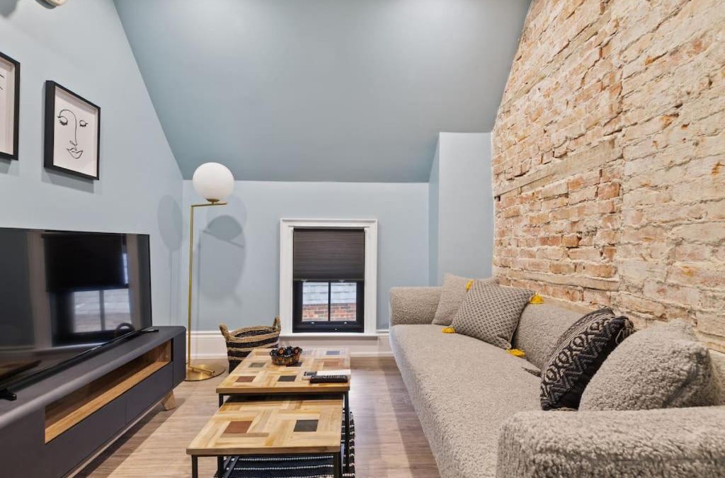 Collingwood House | Luxury Contemporary Condo in Downtown Collingwood 97044