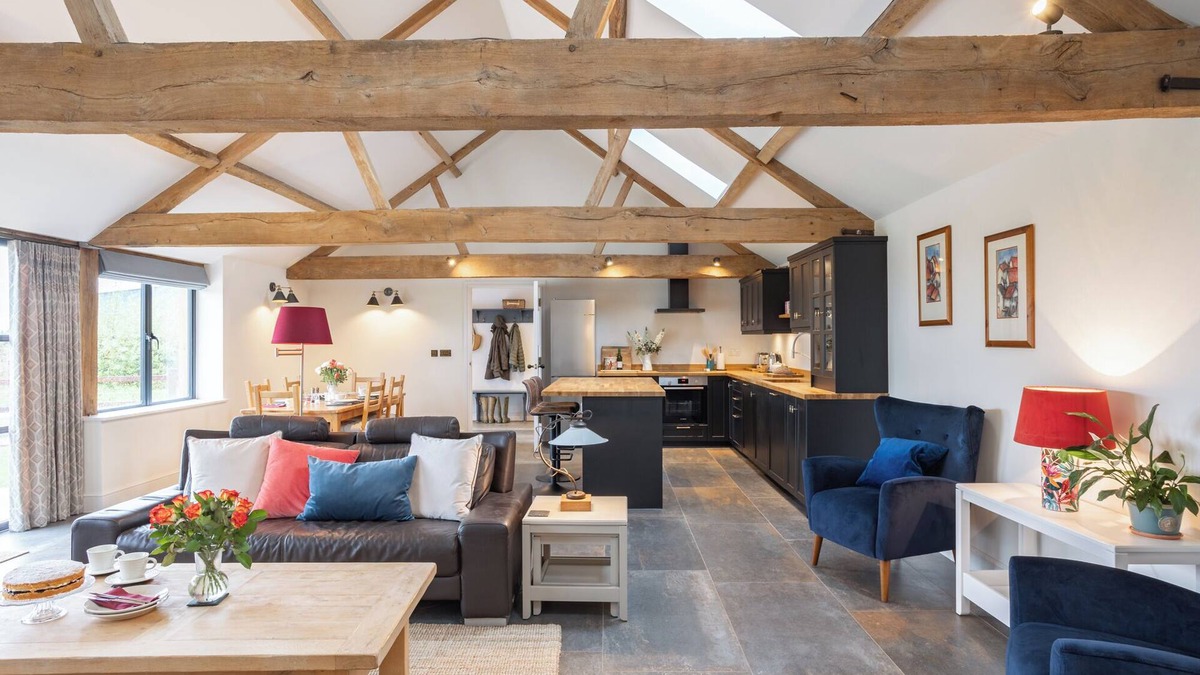 Faringdon House | Luxury converted Barn, rural seclusion at foot of The Ridgeway, dog friendly