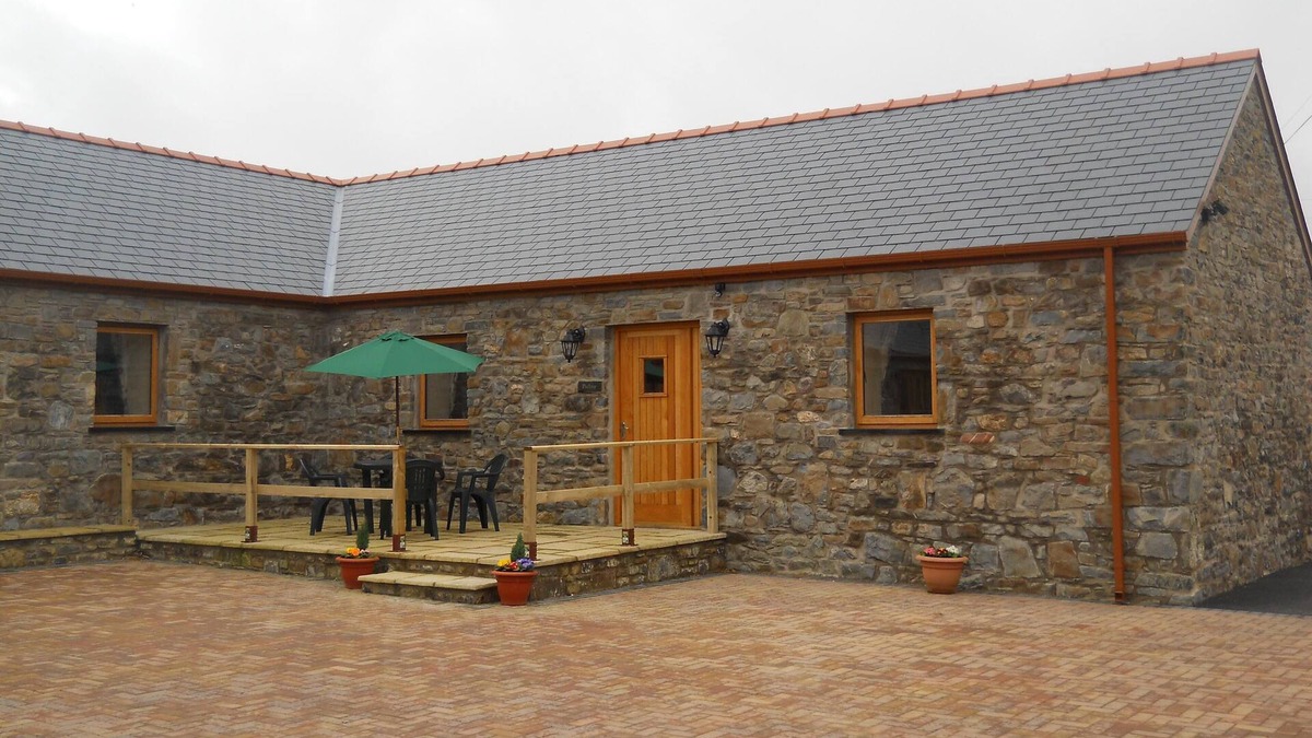 Carmarthen House | Luxury Converted Barn near Carmarthen, Pets welcome - sleeps 4