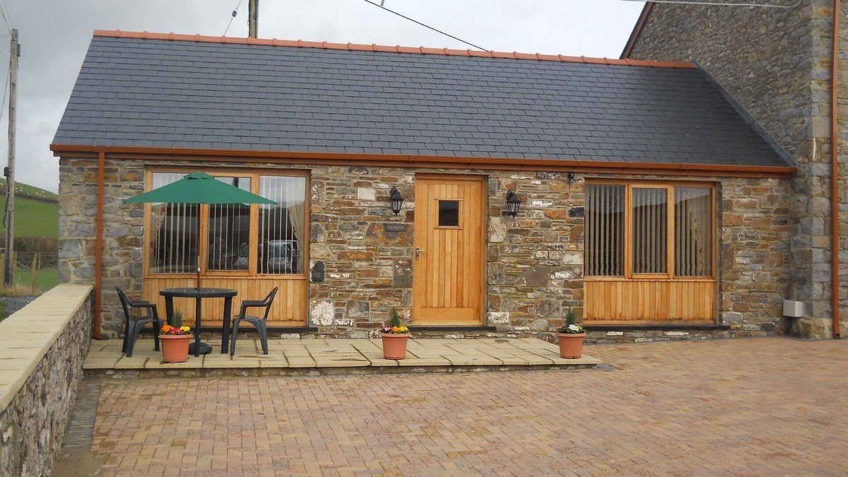Carmarthen House | Luxury Converted Barn near Carmarthen, Pets welcome - sleeps 2