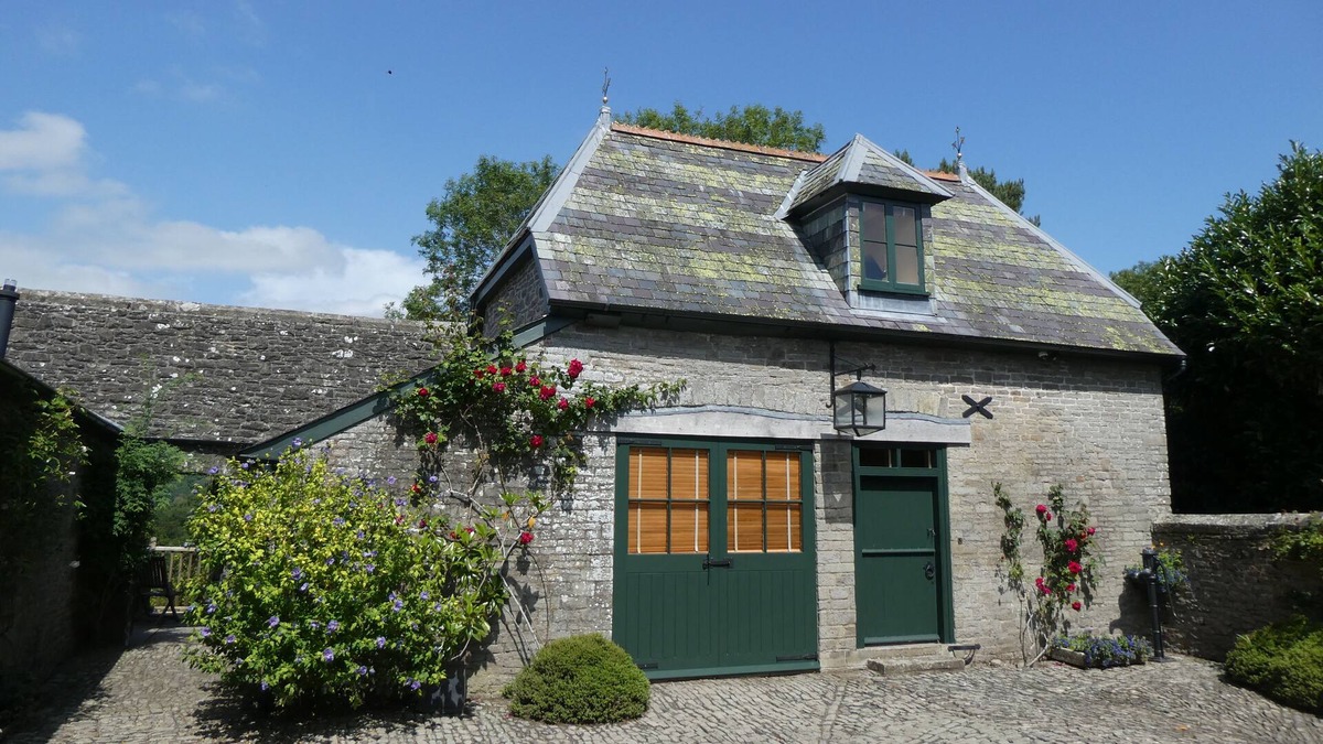 Kinnerton Cabin | Luxury converted Coach House; stunning views in rural location