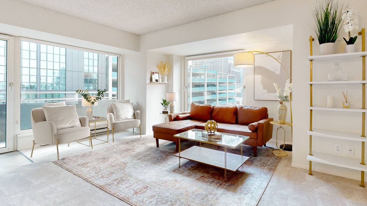 Downtown Seattle Condo | Luxury corner condo with city views, indoor pool & gym - 1 block from Pike Place