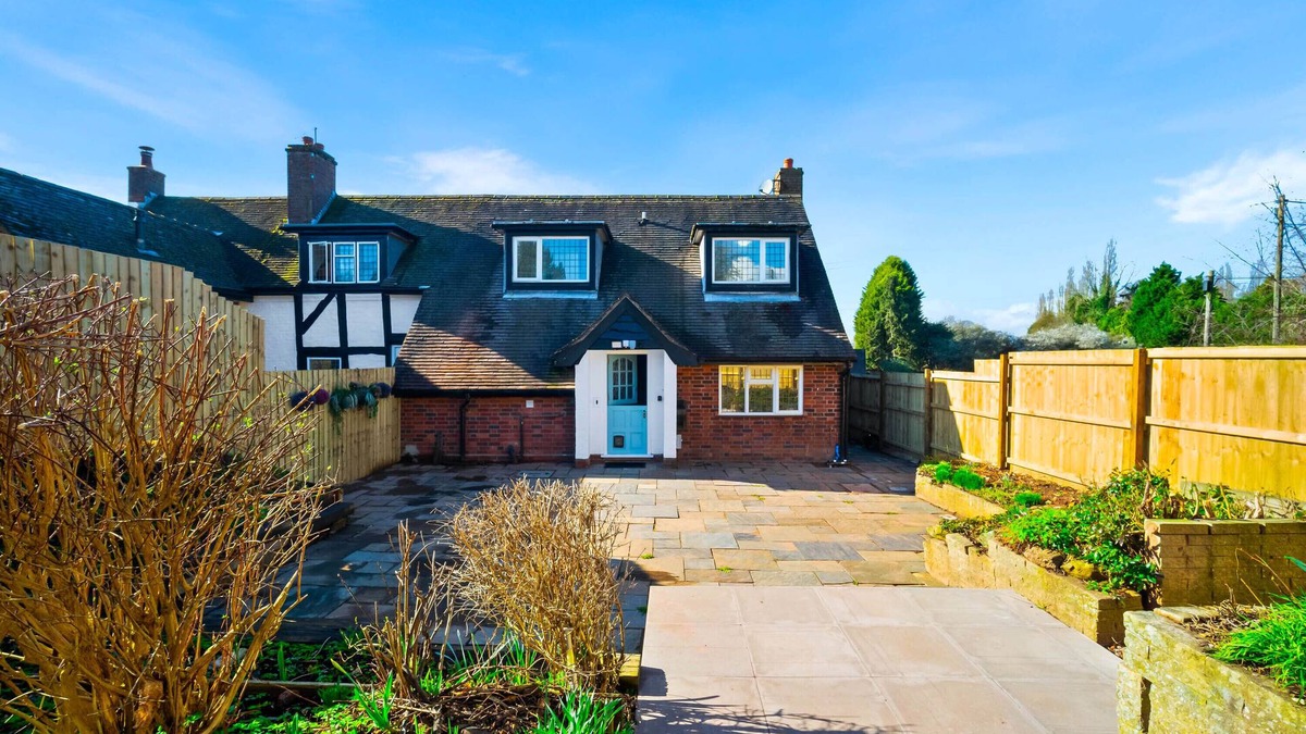 Kidderminster Cottage | Luxury & Cosy Cottage with Hot Tub & Massage beds!