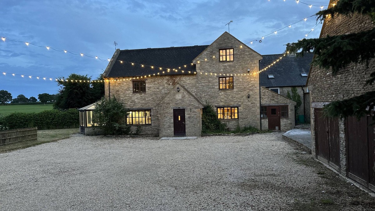 Burton Cottage | Luxury Cotswolds Retreat - Next to Bath & Castle Combe