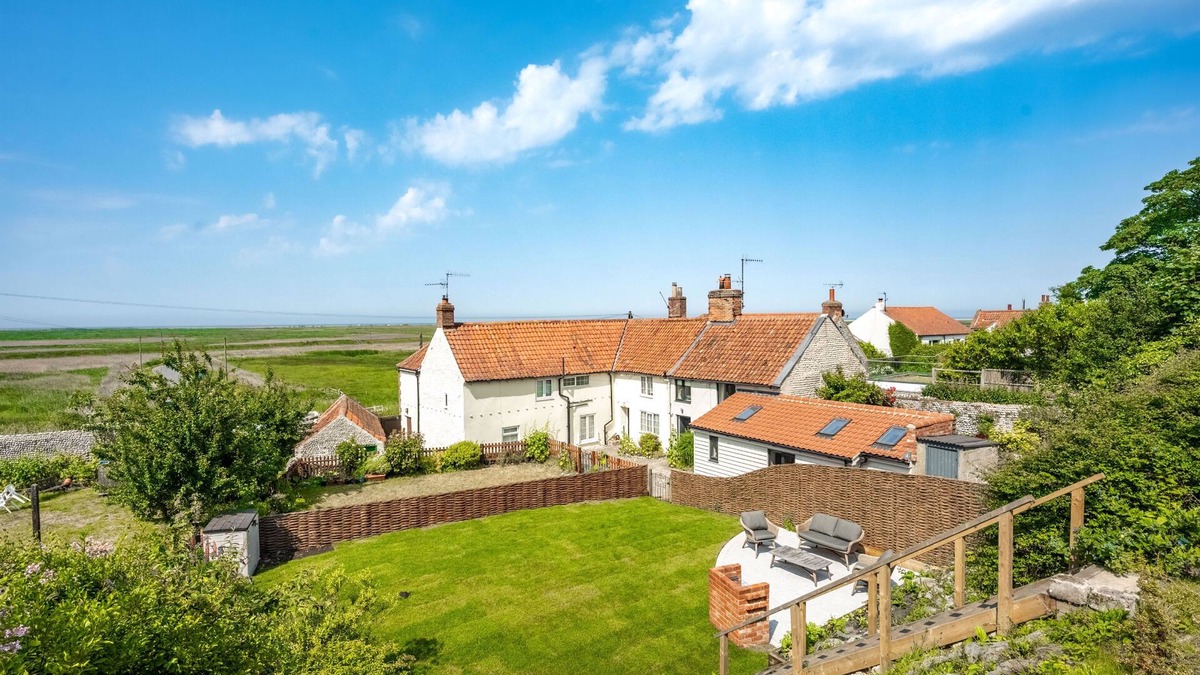 Cley next the Sea Cottage | Luxury Cottage with Stunning Panoramic Views of Coastline from gardens.