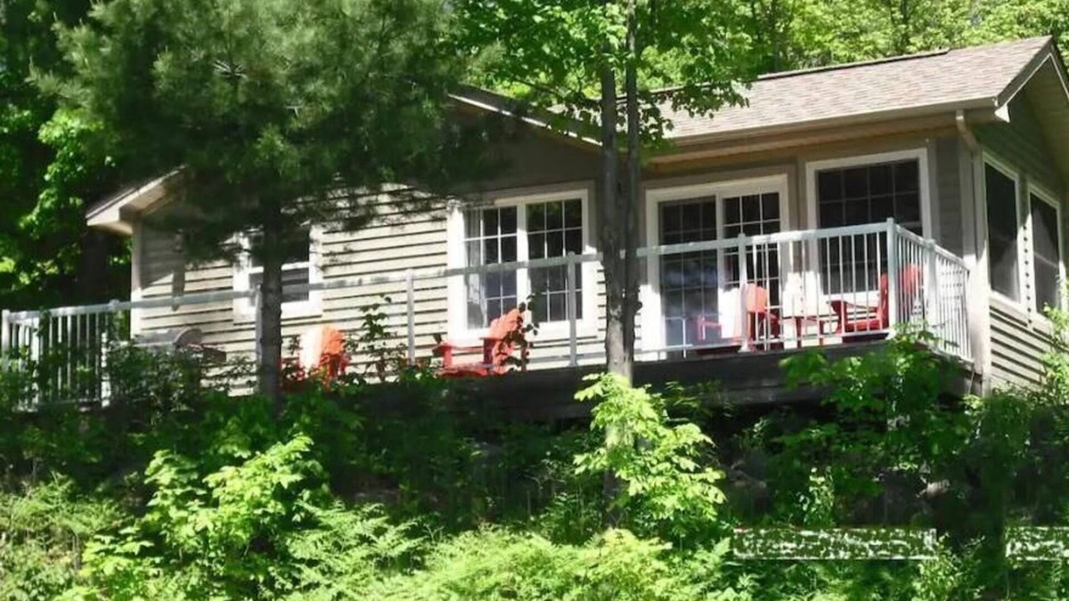 Lake of Bays Cottage | Luxury Cottage at Blue Water Acres Resort, Lake of Bays 3 Bedrooms Aug/Nov