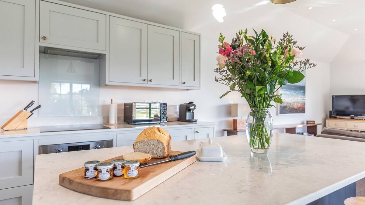 Basingstoke Cottage | Luxury cottage in the stunning Hampshire countryside with garden and views.