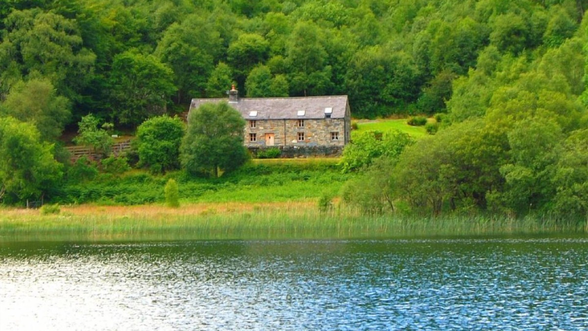 Trefriw Cottage | Luxury Cottage nestled in the hills of Snowdonia. Lakefront views and full Sky TV