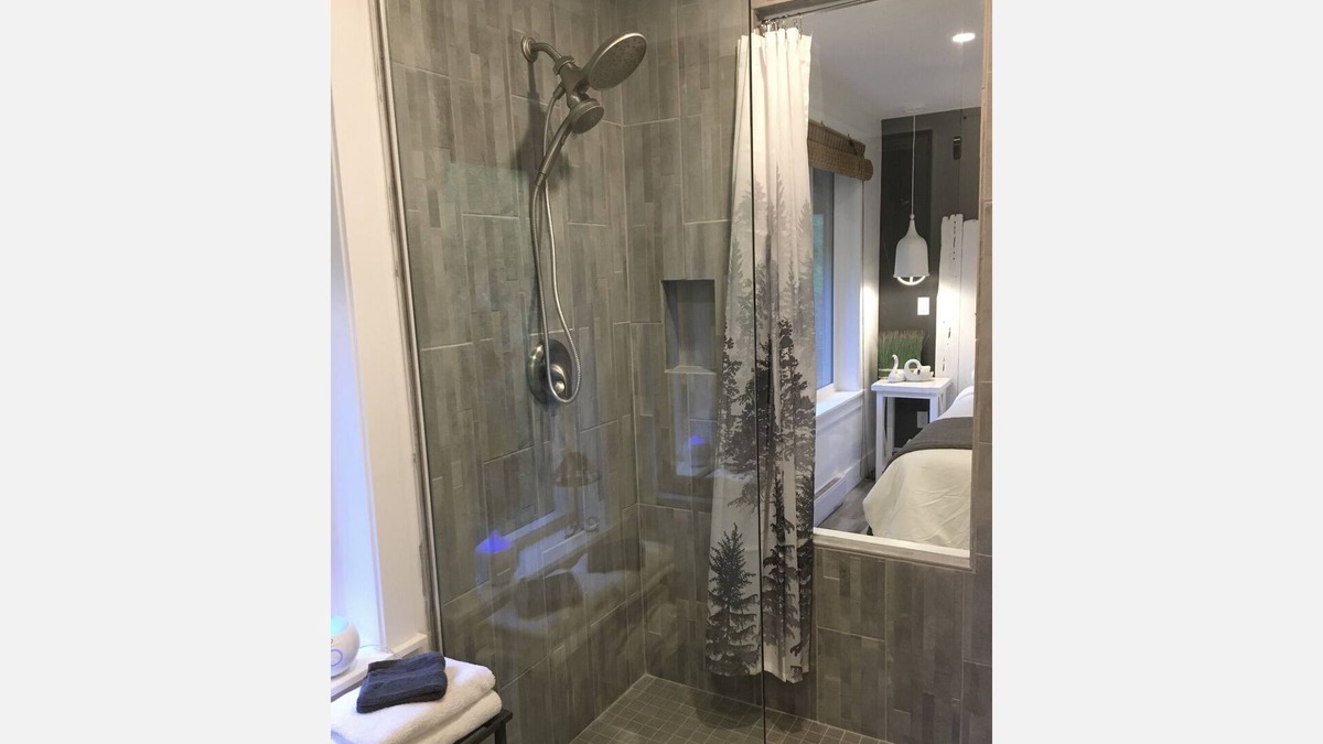 Victoria Bed & Breakfast | Luxury Cottage Private HOT TUB - Creekside