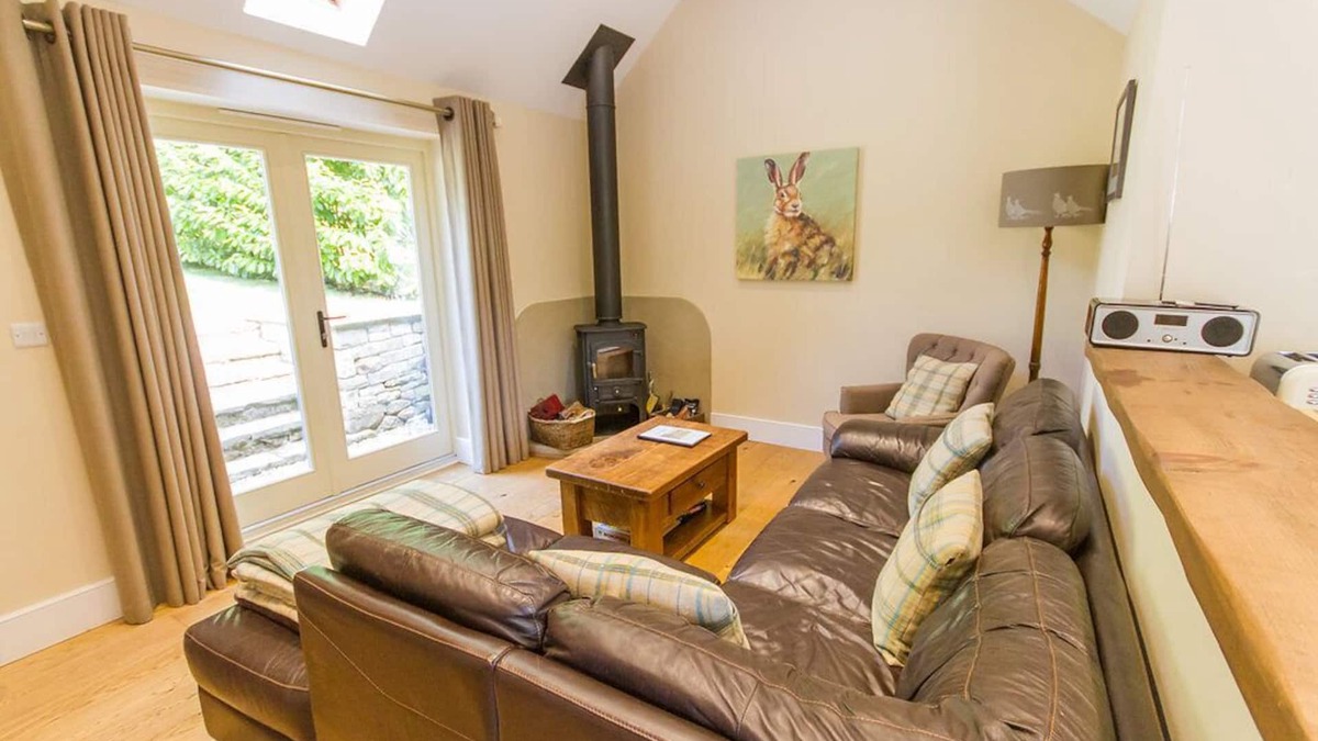 Beeley Cottage | Luxury cottage with garden in Peak District near Chatsworth House, dog friendly