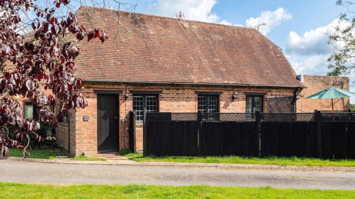 Upper Dicker House | Luxury Cottage with Tennis Court, Hot Tub and BBQ