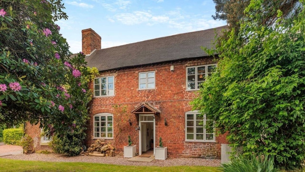 Shifnal House | Luxury Country Escape with hot tub