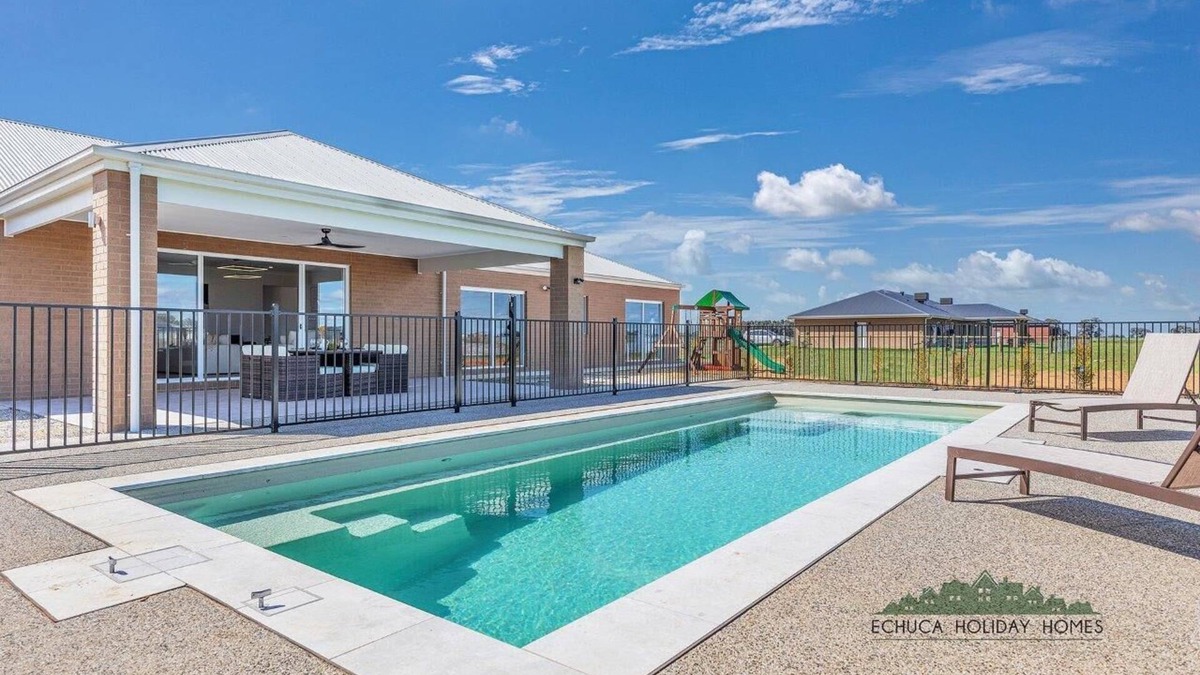 Echuca House | Luxury Country Estate | Heated Pool