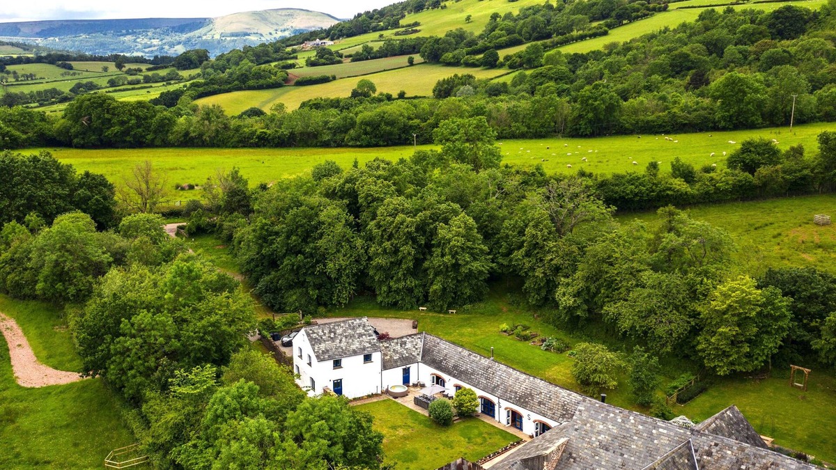 Abergavenny Other | Luxury Country House, Walled Garden, Games Barn/Gym & Hot Tub