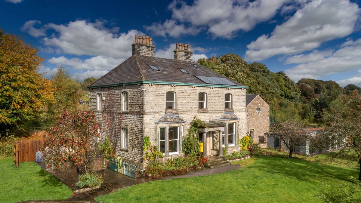 High Bentham House | Luxury Country House - Hot Tub, Sauna, Riverside