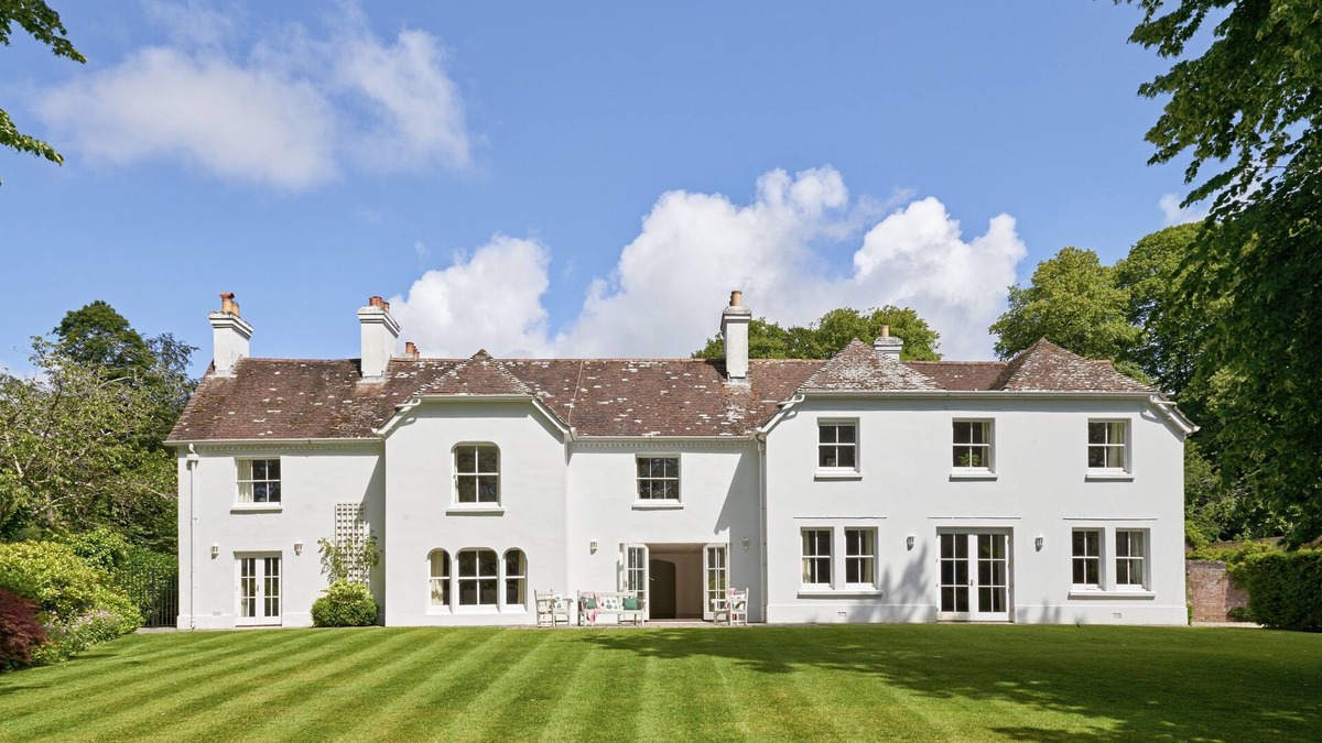 Wareham House | Luxury Country Manor House with private grounds and swimming pool
