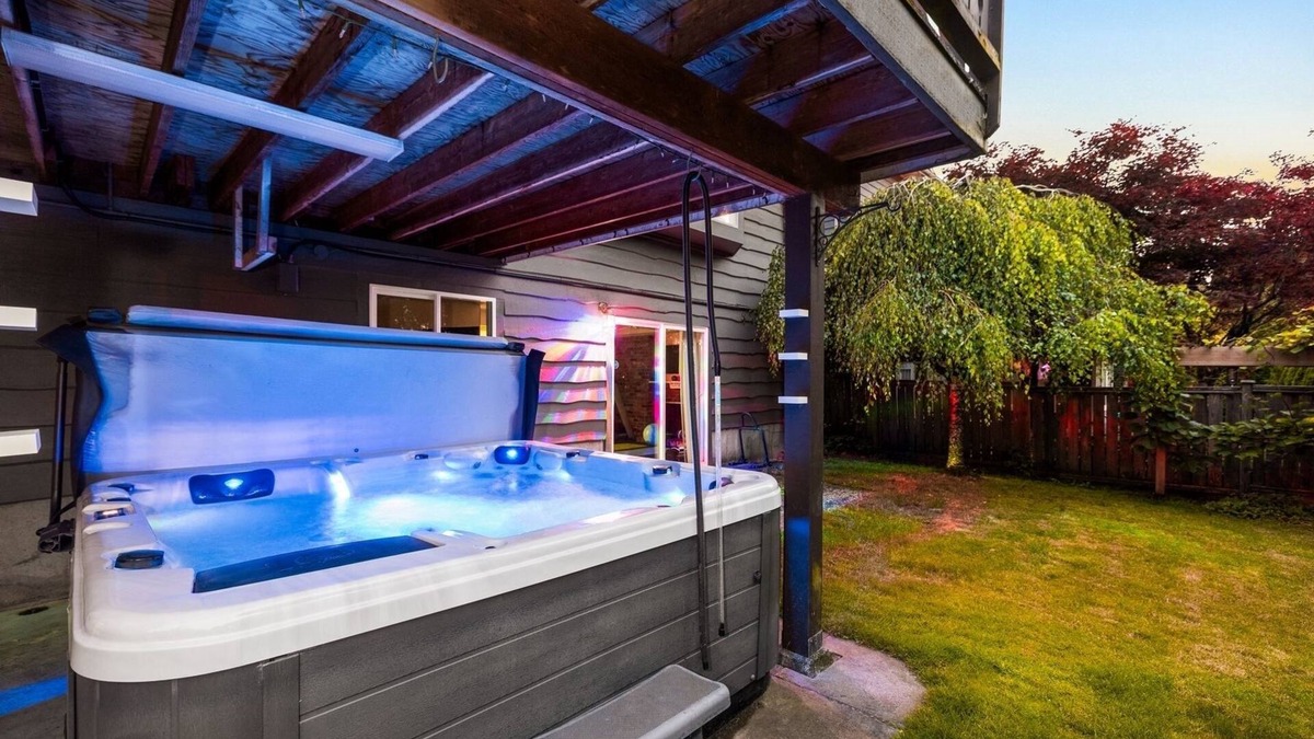 Port Moody House | Luxury Country Style Home - S -. +Hottub And Gym+ . Pet Friendly !