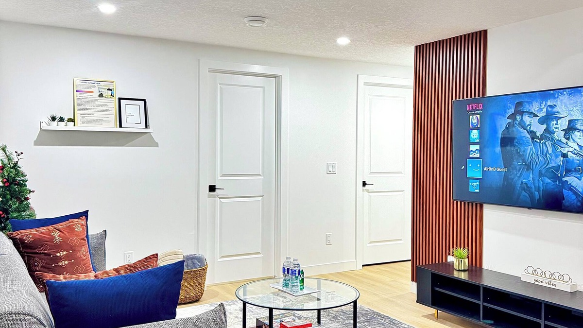 Southwest Calgary Apartment | Luxury : Cozy| Modern| Clean| Spacious| easy Access to major routes in Calgary
