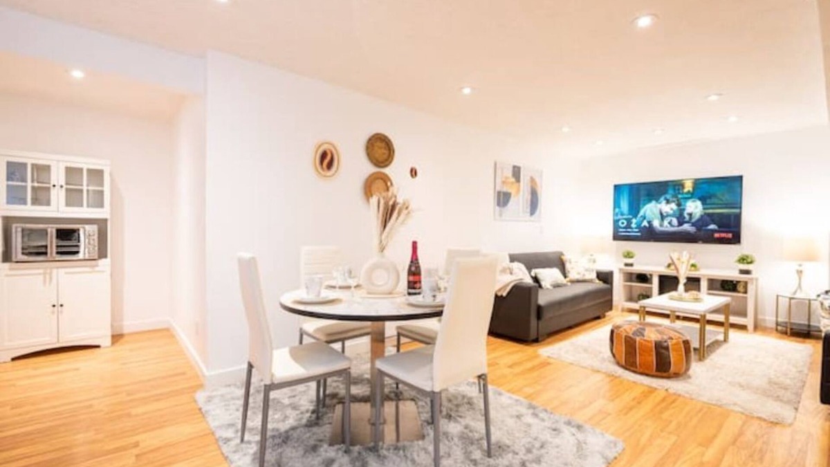 McKenzie Towne House | Luxury Cozy Suite 20min to Downtown Stampede +free Wifi+ Free Parking
