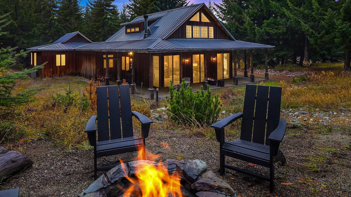 Cle Elum House | Luxury custom-built private mountain getaway with trail access