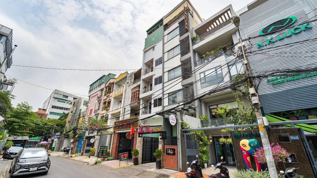 District 10 House | Luxury DBL Retreat | Steps to Van Hanh Hospital