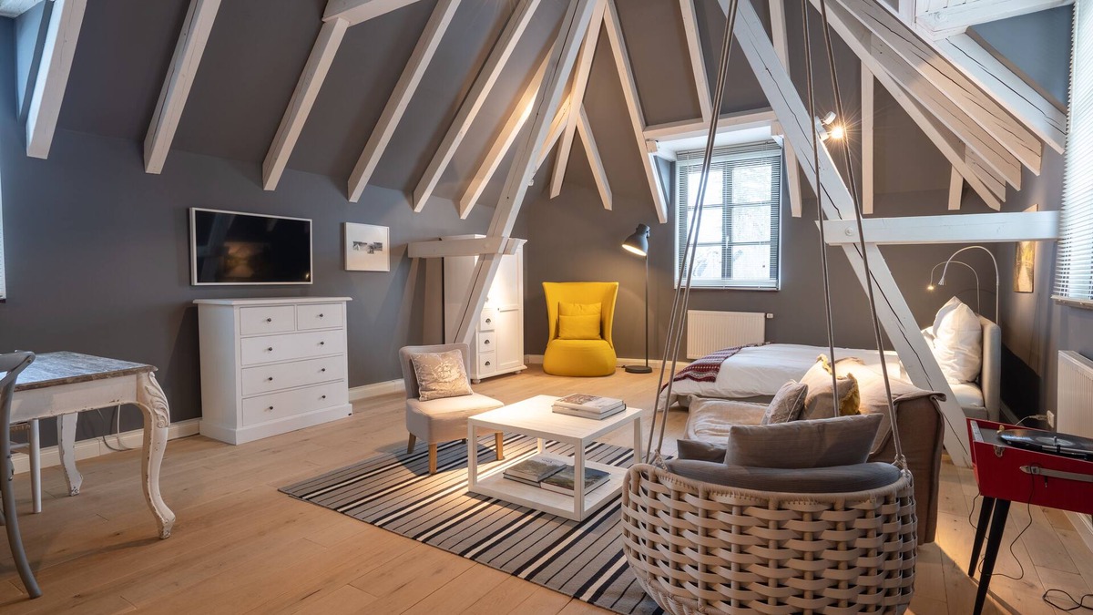 Possenhofen Apartment | Luxury design apartment 100m from Lake Starnberg: THE MOUNTAIN ROOM