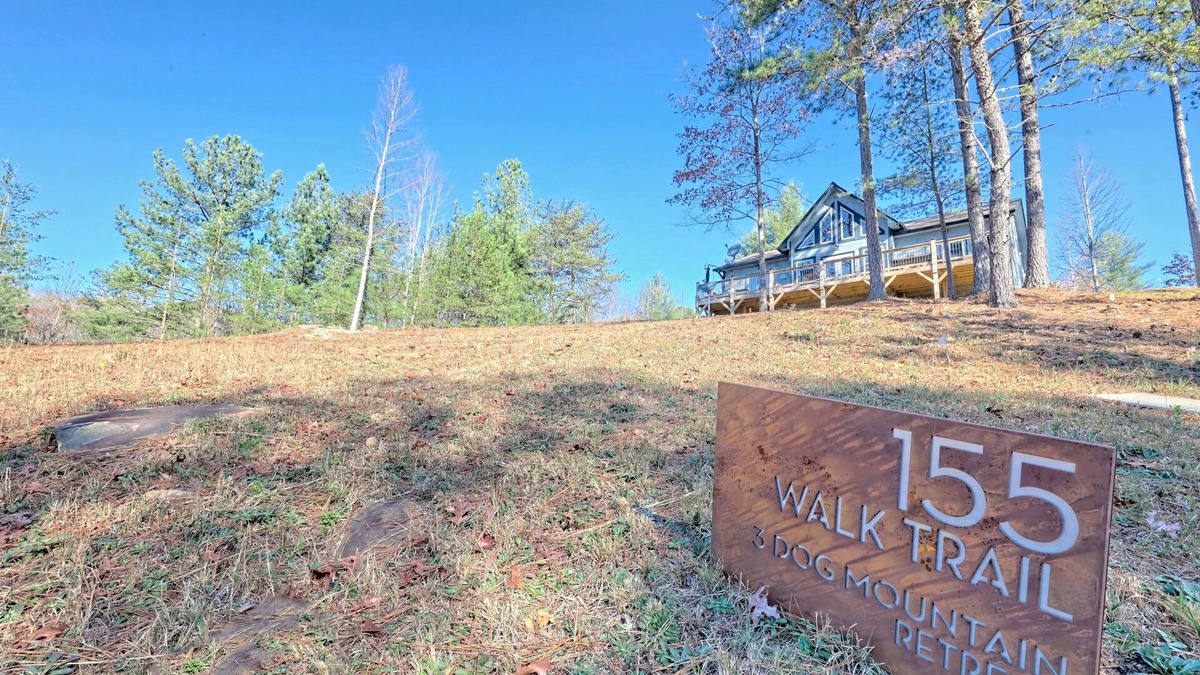 Murphy House | Luxury Dog Friendly Chalet in Murphy, NC with Views and fenced yard!