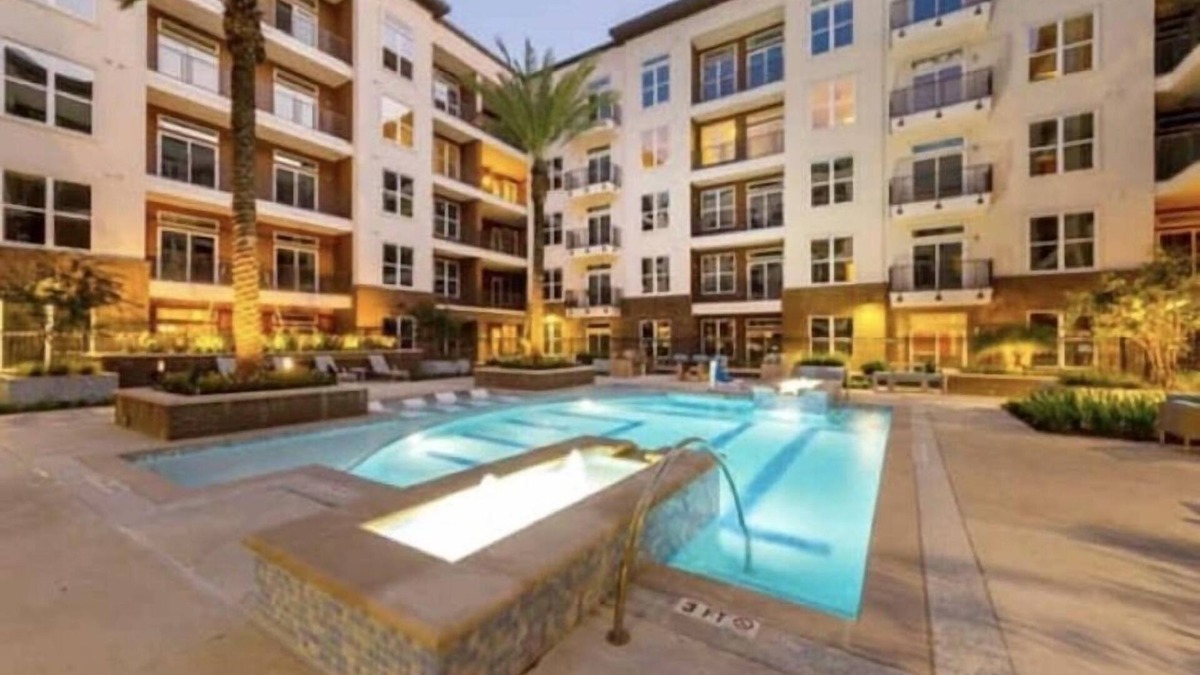 Central Business District Apartment | Luxury Downtown Apt 1 BD, With pullout sofa and Pool & Sky View