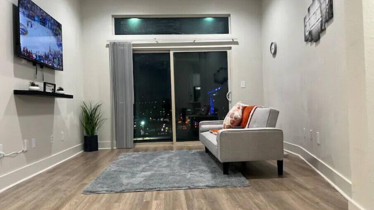 Deep Ellum Condo | Luxury Downtown Dallas Condo with pool & gym! 2Qbd