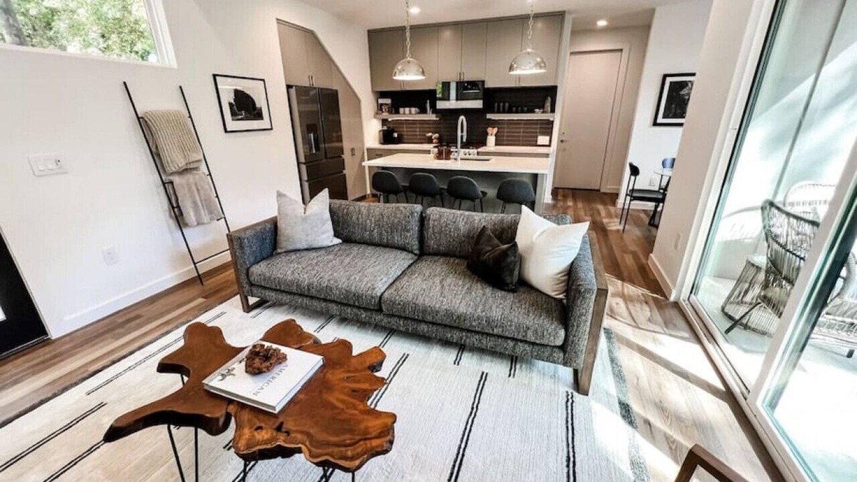 Holly House | Luxury Downtown Home w/Hot Tub Near Lake in Holly