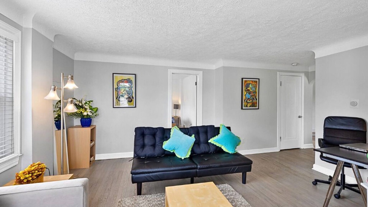 Royal Oak Apartment | Luxury Downtown Retreat - Prime Spot - Sleeps 6
